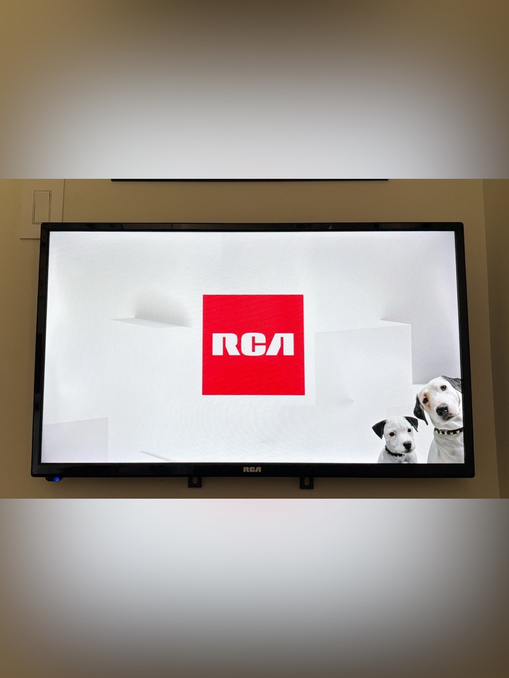 RCA Hospitality J32PS1240 PC Series- 32 Class( 31 viewable) with integrated pro: